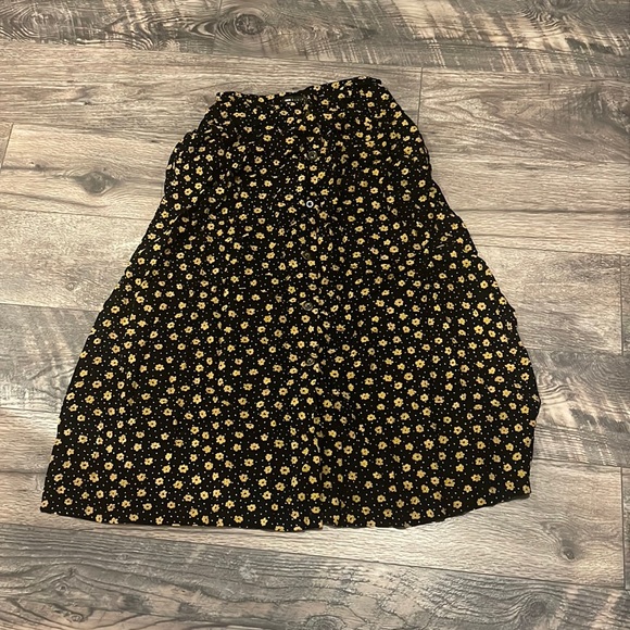 BLACK MIDI SKIRT W/ YELLOW DAISIES AND WHITE DOTS - Picture 3 of 3